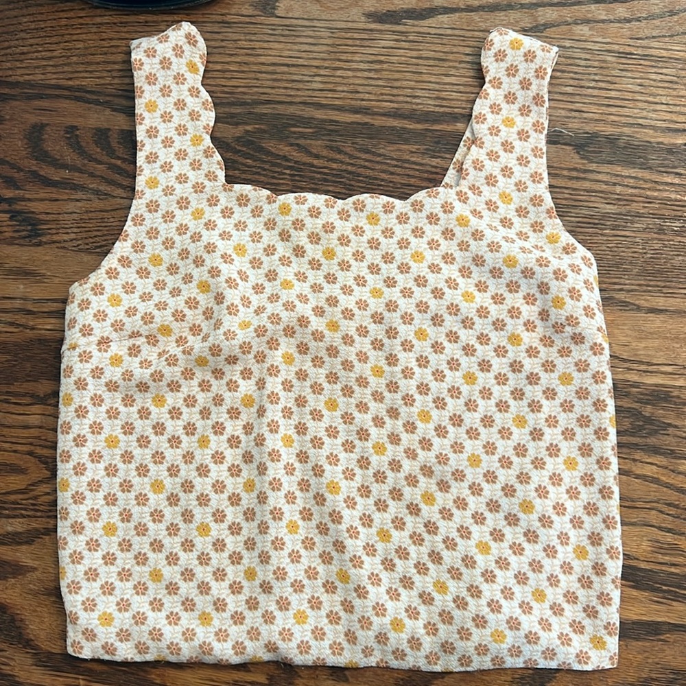 Cute scalloped neckline